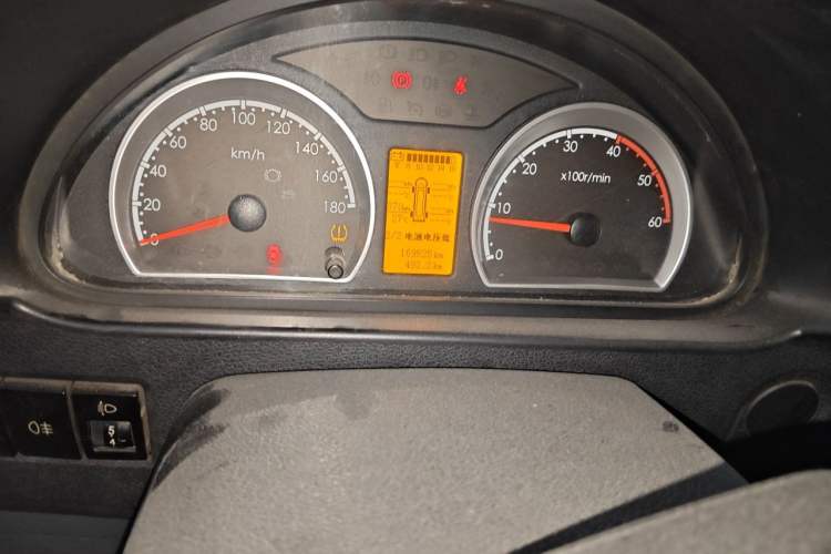 Used Dongfeng Yufeng 2020 2.3T Economy Logistics Vehicle Long Wheelbase Mid-Roof Design 5-9 Seater WP2.3 Odometer Close Up