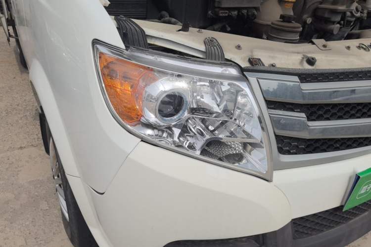 Used Dongfeng Yufeng 2020 2.3T Economy Logistics Vehicle Short Wheelbase Low Roof 5-9 Seater WP2.3 Right Front Headlight
