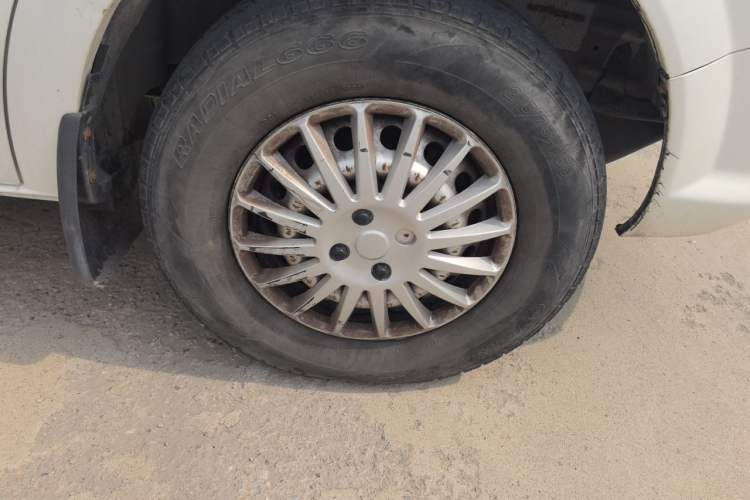 Used Dongfeng Yufeng 2020 2.3T Economy Logistics Vehicle Short Wheelbase Low Roof 5-9 Seater WP2.3 Right Front Wheel Hub