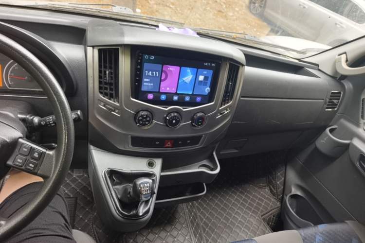 Used Dongfeng Yufeng 2021 2.4T Rear-Drive Logistics Vehicle Long Wheelbase Mid-Roof 6-9 Seater China VI Emission Standard YCY24140-60 Audio And AC Panel