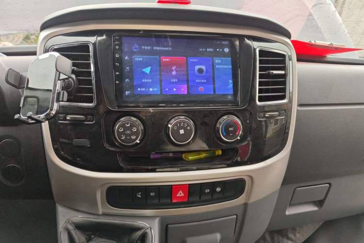 Used Dongfeng Yufeng 2021 2.3T Front-Drive Logistics Van Long Wheelbase High Roof 6–9 Seats China VI Standard M9T Audio And AC Panel