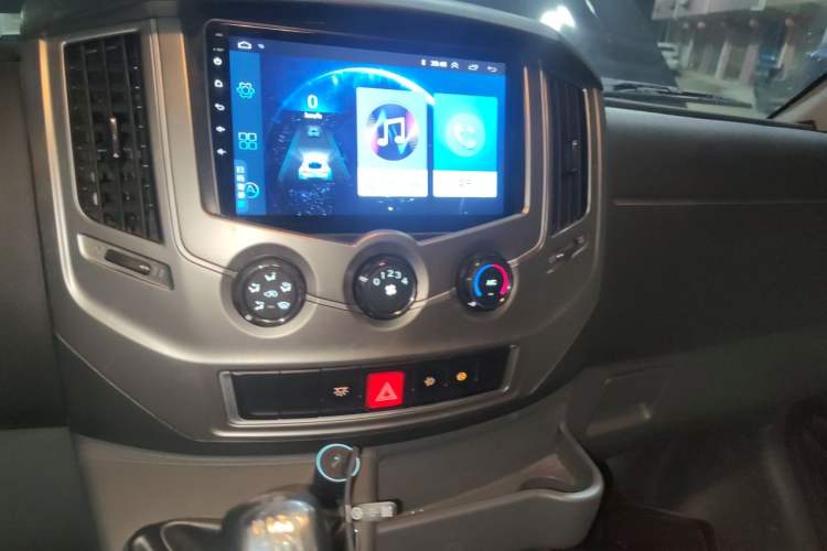 Used Dongfeng Yufeng 2021 2.0T Value Edition Logistics Vehicle Short Wheelbase Mid-Roof Design 5-9 Seater China VI Emission Standard D20 Audio And AC Panel