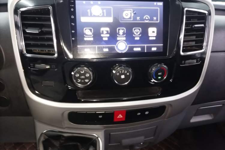 Used Dongfeng Yufeng 2021 2.0T Power King Front-Drive Logistics Van Short Wheelbase Low Roof 5-9 Seater China VI Emission Standard ZD20 Audio And AC Panel