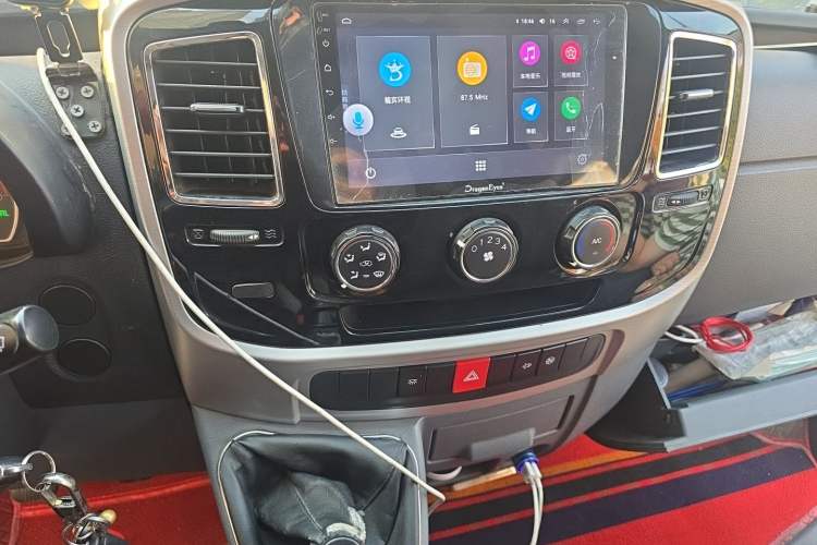 Used Dongfeng Yufeng 2021 2.0T Power King Front-Drive Logistics Vehicle Long Wheelbase Mid-Roof Design 6–9 Seats China VI Emission Standard ZD20 Audio And AC Panel