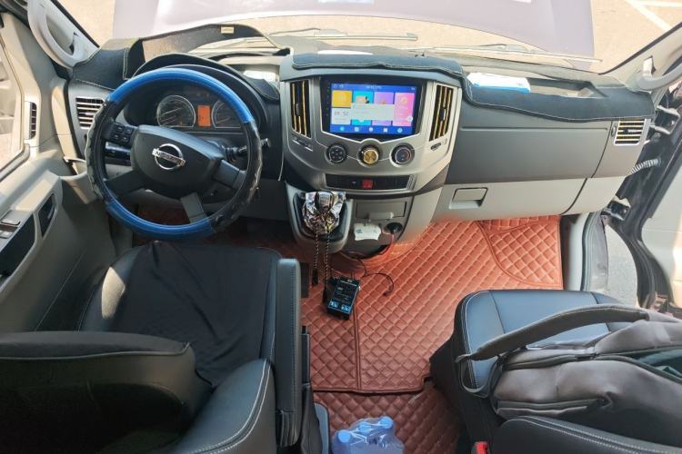 Used Dongfeng Yufeng 2021 2.3T V9 Logistics Vehicle Short Wheelbase Mid-Roof Design 5-9 Seater China V Emission Standard WP2.3 Center Console