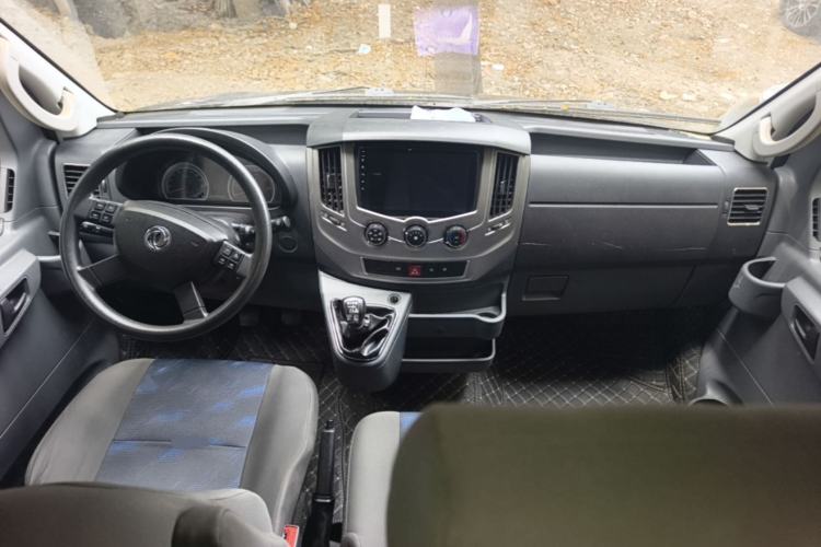 Used Dongfeng Yufeng 2021 2.4T Rear-Drive Logistics Vehicle Long Wheelbase Mid-Roof 6-9 Seater China VI Emission Standard YCY24140-60 Center Console