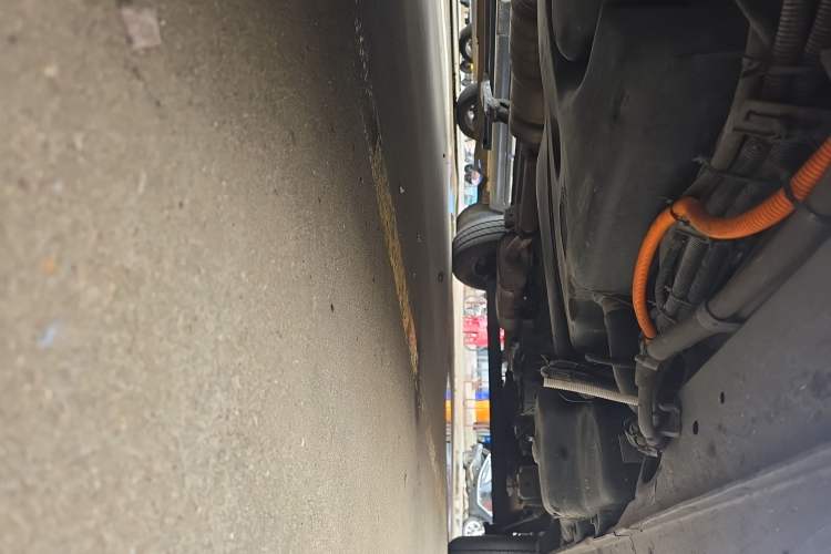 Used Dongfeng Yufeng 2021 2.0T Power King Front-Drive Logistics Vehicle Long Wheelbase Mid-Roof Design 6–9 Seats China VI Emission Standard ZD20 Chassis Front Left