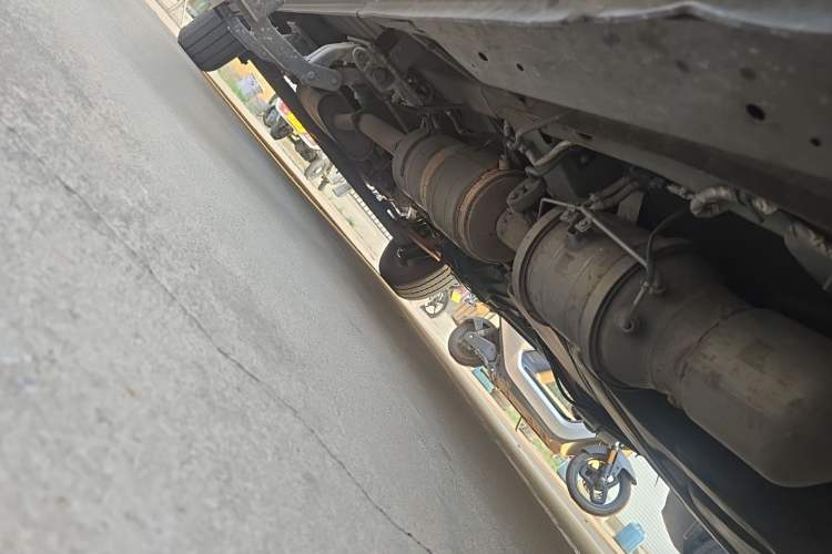 Used Dongfeng Yufeng 2021 2.0T Power King Front-Drive Logistics Vehicle Long Wheelbase Mid-Roof Design 6–9 Seats China VI Emission Standard ZD20 Chassis Front Right