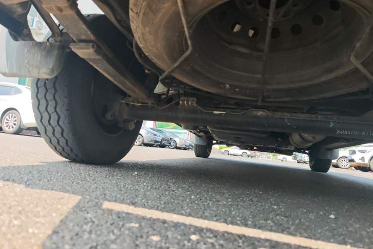 Used Dongfeng Yufeng 2021 2.3T V9 Logistics Vehicle Short Wheelbase Mid-Roof Design 5-9 Seater China V Emission Standard WP2.3 Chassis Rear Left