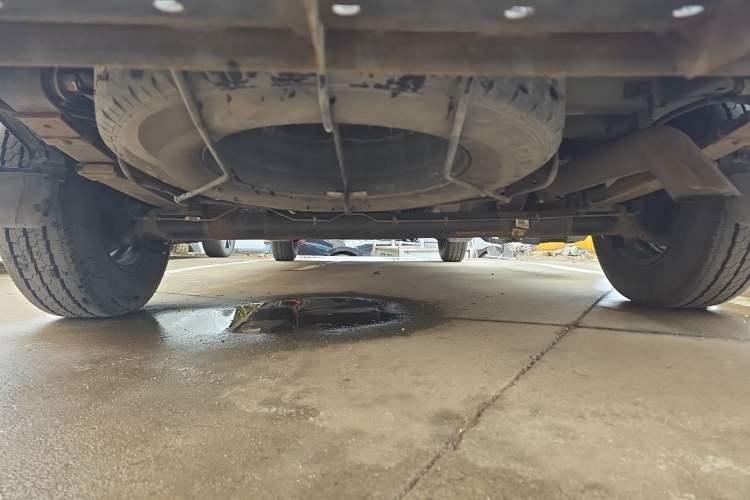 Used Dongfeng Yufeng 2021 2.0T Power King Front-Drive Logistics Vehicle Long Wheelbase Mid-Roof Design 6–9 Seats China VI Emission Standard ZD20 Chassis Rear
