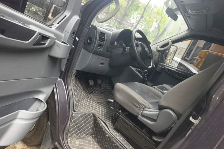 Used Dongfeng Yufeng 2021 2.4T Rear-Drive Logistics Vehicle Long Wheelbase Mid-Roof 6-9 Seater China VI Emission Standard YCY24140-60 Driver Seat