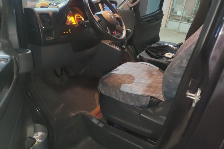 Used Dongfeng Yufeng 2021 2.0T Value Edition Logistics Vehicle Short Wheelbase Mid-Roof Design 5-9 Seater China VI Emission Standard D20 Driver Seat