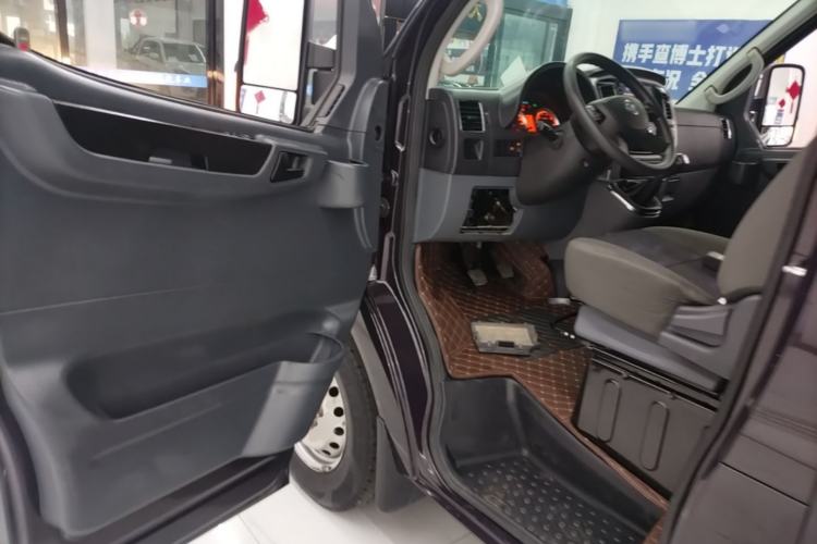 Used Dongfeng Yufeng 2021 2.0T Power King Front-Drive Logistics Van Short Wheelbase Low Roof 5-9 Seater China VI Emission Standard ZD20 Driver Seat