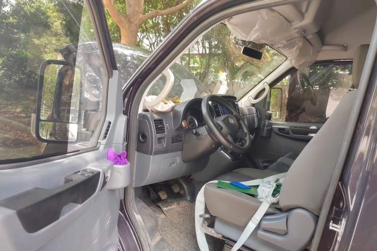 Used Dongfeng Yufeng 2021 2.0T Power King Front-Drive Logistics Vehicle Long Wheelbase High Roof 6-9 Seats China VI ZD20 Driver Seat
