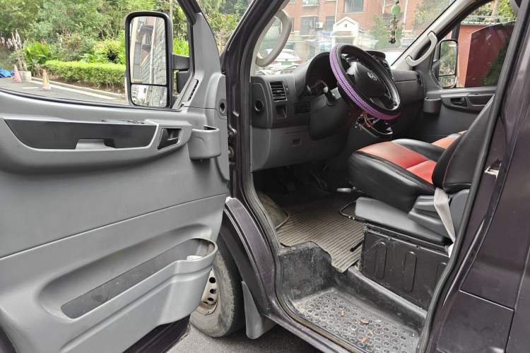 Used Dongfeng Yufeng 2021 2.3T Power King Front-Drive Logistics Vehicle Short Wheelbase Mid-Roof Design 5-9 Seater China VI Emission Standard M9T Driver Seat
