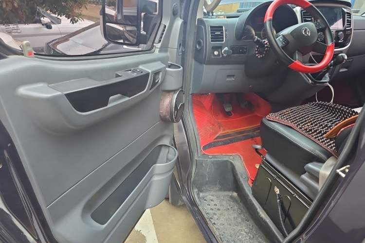 Used Dongfeng Yufeng 2021 2.0T Power King Front-Drive Logistics Vehicle Long Wheelbase Mid-Roof Design 6–9 Seats China VI Emission Standard ZD20 Driver Seat