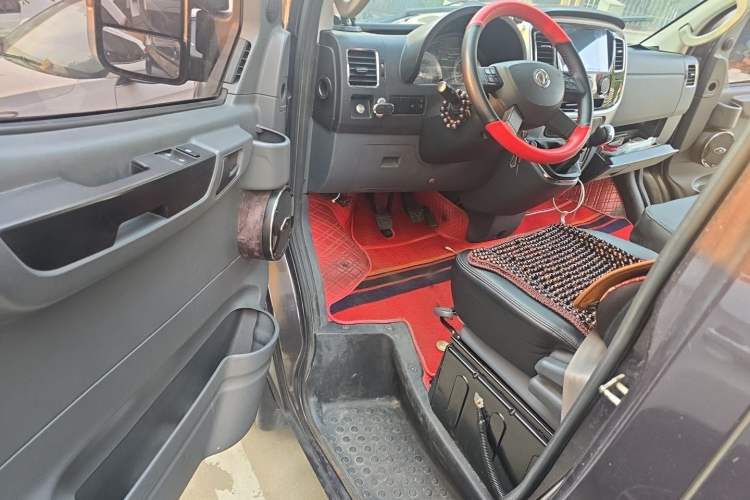 Used Dongfeng Yufeng 2021 2.0T Power King Front-Drive Logistics Vehicle Long Wheelbase Mid-Roof Design 6–9 Seats China VI Emission Standard ZD20 Driver Seat