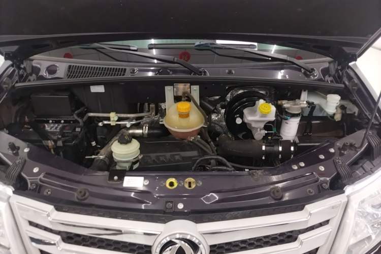 Used Dongfeng Yufeng 2021 2.0T Power King Front-Drive Logistics Van Short Wheelbase Low Roof 5-9 Seater China VI Emission Standard ZD20 Engine Bay