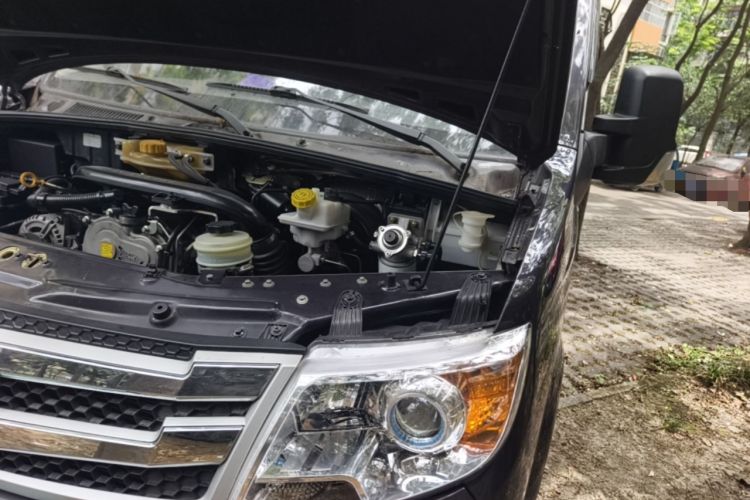 Used Dongfeng Yufeng 2021 2.4T Rear-Drive Logistics Vehicle Long Wheelbase Mid-Roof 6-9 Seater China VI Emission Standard YCY24140-60 Engine Bay Left
