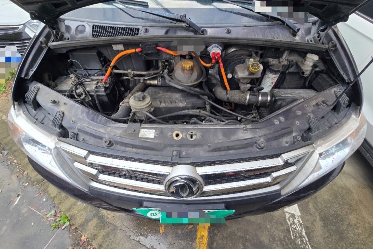 Used Dongfeng Yufeng 2021 2.0T Power King Front-Drive Logistics Vehicle Long Wheelbase Mid-Roof Design 6–9 Seats China VI Emission Standard ZD20 Engine Bay