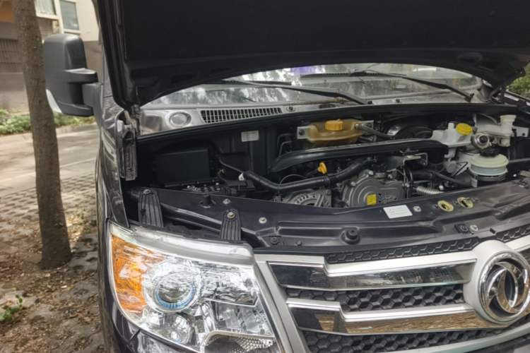 Used Dongfeng Yufeng 2021 2.4T Rear-Drive Logistics Vehicle Long Wheelbase Mid-Roof 6-9 Seater China VI Emission Standard YCY24140-60 Engine Bay Right
