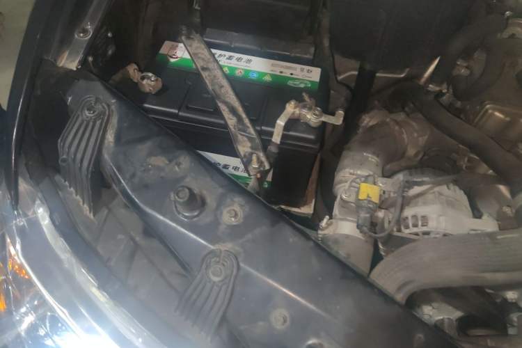 Used Dongfeng Yufeng 2021 2.0T Value Edition Logistics Vehicle Short Wheelbase Mid-Roof Design 5-9 Seater China VI Emission Standard D20 Engine Bay Right
