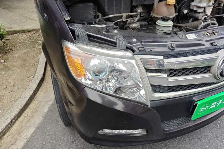 Used Dongfeng Yufeng 2021 2.3T Power King Front-Drive Logistics Vehicle Short Wheelbase Mid-Roof Design 5-9 Seater China VI Emission Standard M9T Engine Bay Right