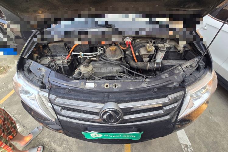Used Dongfeng Yufeng 2021 2.0T Power King Front-Drive Logistics Vehicle Long Wheelbase Mid-Roof Design 6–9 Seats China VI Emission Standard ZD20 Engine Bay
