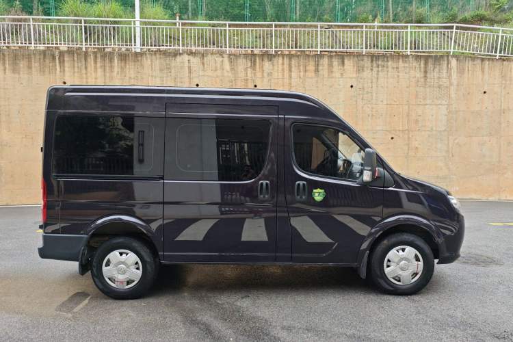 Used Dongfeng Yufeng 2021 2.0T Rear-Drive Logistics Vehicle Short Wheelbase Mid-Roof 5-9 Seaters China VI Standard D20 Exterior 2