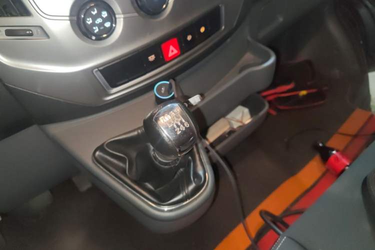 Used Dongfeng Yufeng 2021 2.0T Value Edition Logistics Vehicle Short Wheelbase Mid-Roof Design 5-9 Seater China VI Emission Standard D20 Gear Lever