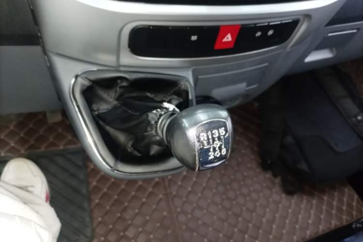 Used Dongfeng Yufeng 2021 2.0T Power King Front-Drive Logistics Van Short Wheelbase Low Roof 5-9 Seater China VI Emission Standard ZD20 Gear Lever