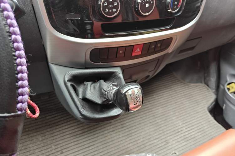 Used Dongfeng Yufeng 2021 2.3T Power King Front-Drive Logistics Vehicle Short Wheelbase Mid-Roof Design 5-9 Seater China VI Emission Standard M9T Gear Lever