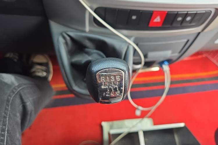 Used Dongfeng Yufeng 2021 2.0T Power King Front-Drive Logistics Vehicle Long Wheelbase Mid-Roof Design 6–9 Seats China VI Emission Standard ZD20 Gear Lever