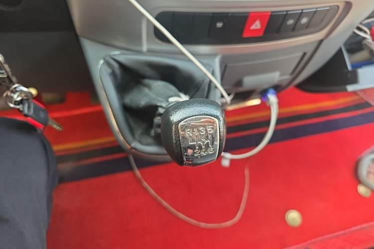 Used Dongfeng Yufeng 2021 2.0T Power King Front-Drive Logistics Vehicle Long Wheelbase Mid-Roof Design 6–9 Seats China VI Emission Standard ZD20 Gear Lever