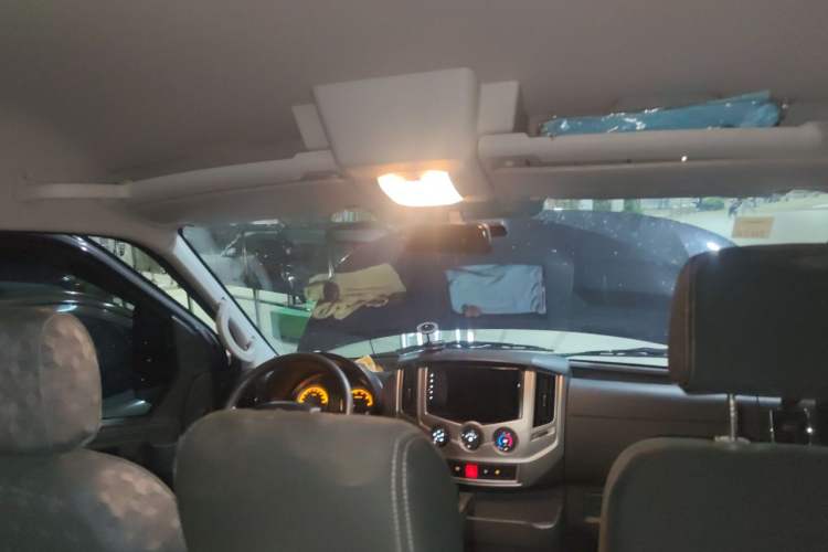 Used Dongfeng Yufeng 2021 2.0T Value Edition Logistics Vehicle Short Wheelbase Mid-Roof Design 5-9 Seater China VI Emission Standard D20 Headliner
