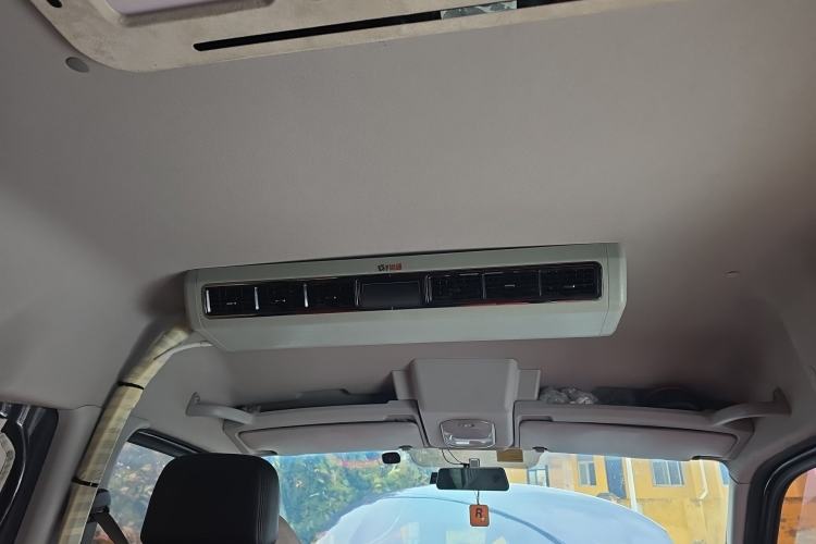 Used Dongfeng Yufeng 2021 2.0T Power King Front-Drive Logistics Vehicle Long Wheelbase Mid-Roof Design 6–9 Seats China VI Emission Standard ZD20 Headliner