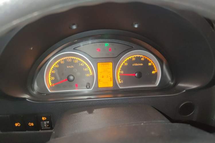 Used Dongfeng Yufeng 2021 2.0T Value Edition Logistics Vehicle Short Wheelbase Mid-Roof Design 5-9 Seater China VI Emission Standard D20 Instrument Cluster