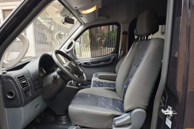 Used Dongfeng Yufeng 2021 2.0T Rear-Drive Logistics Vehicle Short Wheelbase Mid-Roof 5-9 Seaters China VI Standard D20 Interior 1