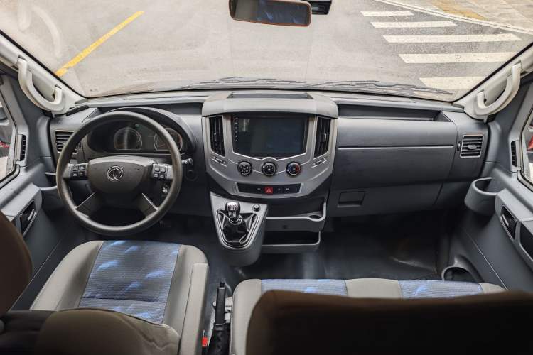 Used Dongfeng Yufeng 2021 2.0T Rear-Drive Logistics Vehicle Short Wheelbase Mid-Roof 5-9 Seaters China VI Standard D20 Interior 2
