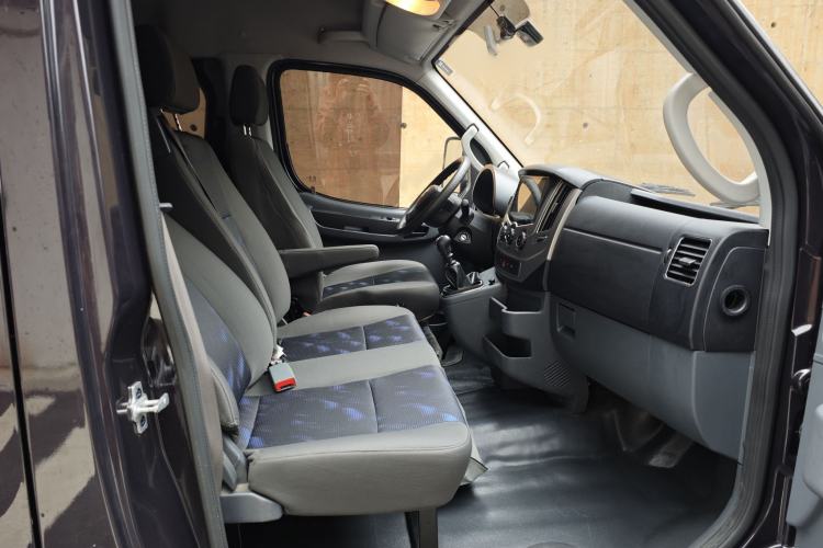 Used Dongfeng Yufeng 2021 2.0T Rear-Drive Logistics Vehicle Short Wheelbase Mid-Roof 5-9 Seaters China VI Standard D20 Interior 3