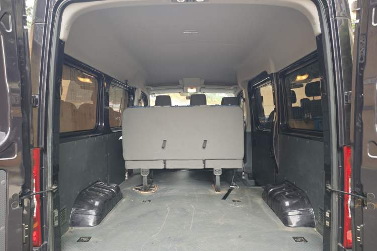 Used Dongfeng Yufeng 2021 2.0T Rear-Drive Logistics Vehicle Short Wheelbase Mid-Roof 5-9 Seaters China VI Standard D20 Interior 5