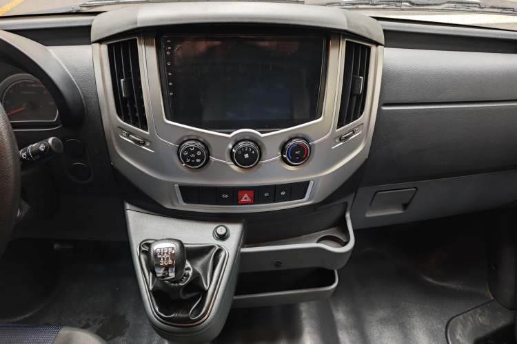 Used Dongfeng Yufeng 2021 2.0T Rear-Drive Logistics Vehicle Short Wheelbase Mid-Roof 5-9 Seaters China VI Standard D20 Interior 9