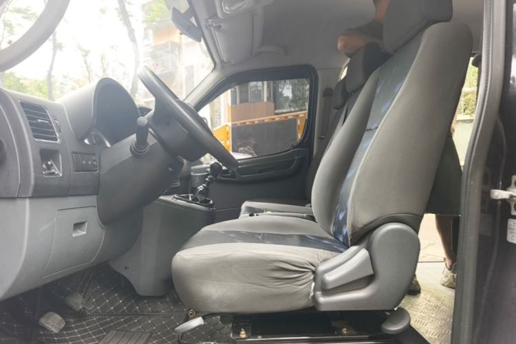 Used Dongfeng Yufeng 2021 2.4T Rear-Drive Logistics Vehicle Long Wheelbase Mid-Roof 6-9 Seater China VI Emission Standard YCY24140-60 Left Front Seat