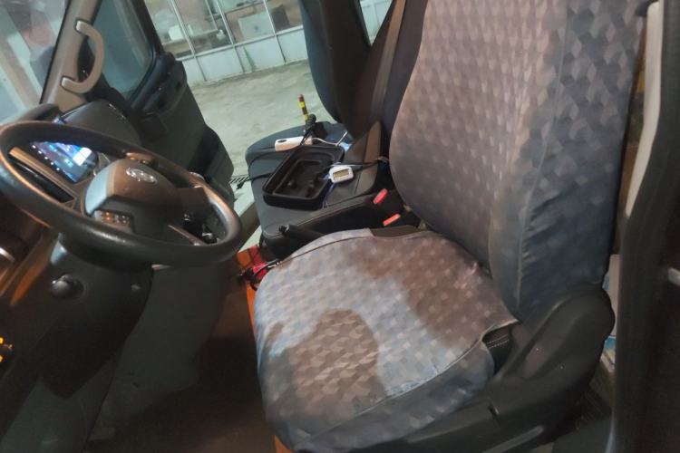 Used Dongfeng Yufeng 2021 2.0T Value Edition Logistics Vehicle Short Wheelbase Mid-Roof Design 5-9 Seater China VI Emission Standard D20 Left Front Seat