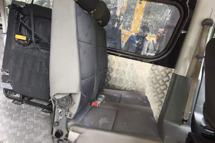 Used Dongfeng Yufeng 2021 2.4T Rear-Drive Logistics Vehicle Long Wheelbase Mid-Roof 6-9 Seater China VI Emission Standard YCY24140-60 Left Rear Seat
