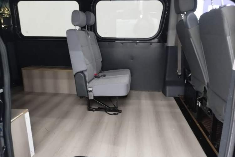 Used Dongfeng Yufeng 2021 2.0T Power King Front-Drive Logistics Van Short Wheelbase Low Roof 5-9 Seater China VI Emission Standard ZD20 Left Rear Seat