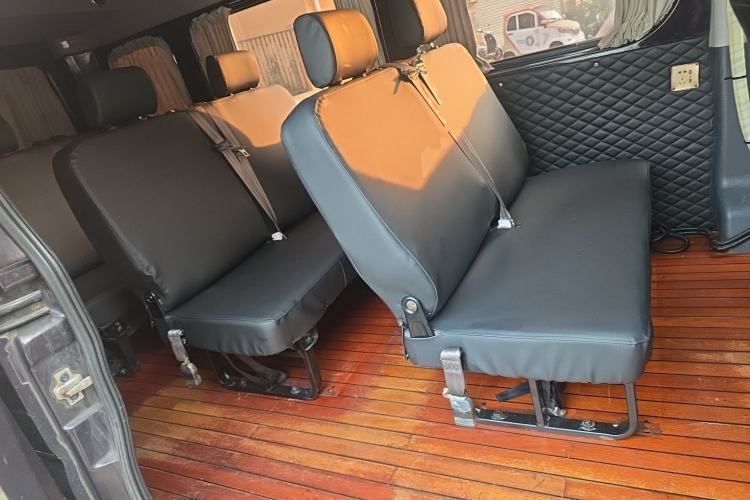 Used Dongfeng Yufeng 2021 2.0T Power King Front-Drive Logistics Vehicle Long Wheelbase Mid-Roof Design 6–9 Seats China VI Emission Standard ZD20 Left Rear Seat