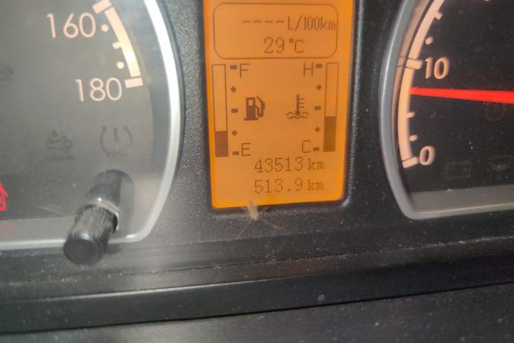 Used Dongfeng Yufeng 2021 2.0T Value Edition Logistics Vehicle Short Wheelbase Mid-Roof Design 5-9 Seater China VI Emission Standard D20 Odometer Close Up