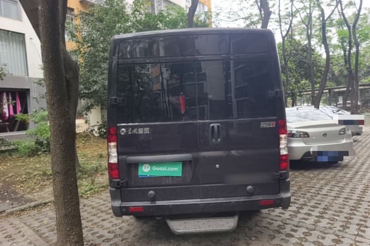 Used Dongfeng Yufeng 2021 2.4T Rear-Drive Logistics Vehicle Long Wheelbase Mid-Roof 6-9 Seater China VI Emission Standard YCY24140-60 Rear