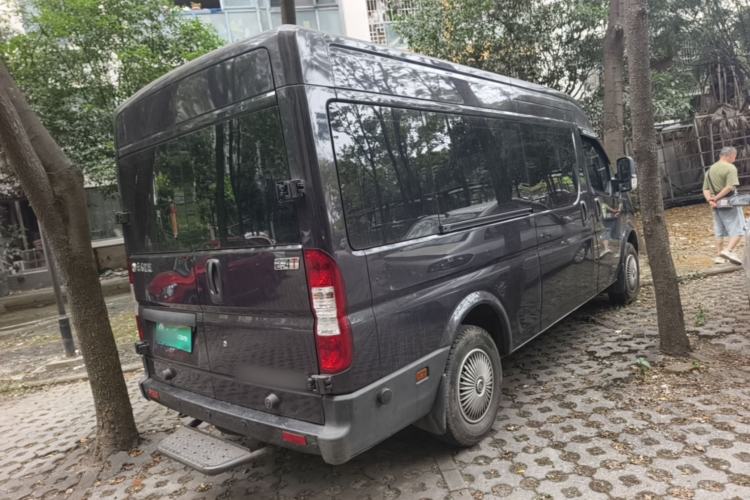 Used Dongfeng Yufeng 2021 2.4T Rear-Drive Logistics Vehicle Long Wheelbase Mid-Roof 6-9 Seater China VI Emission Standard YCY24140-60 Rear Right 45 Deg